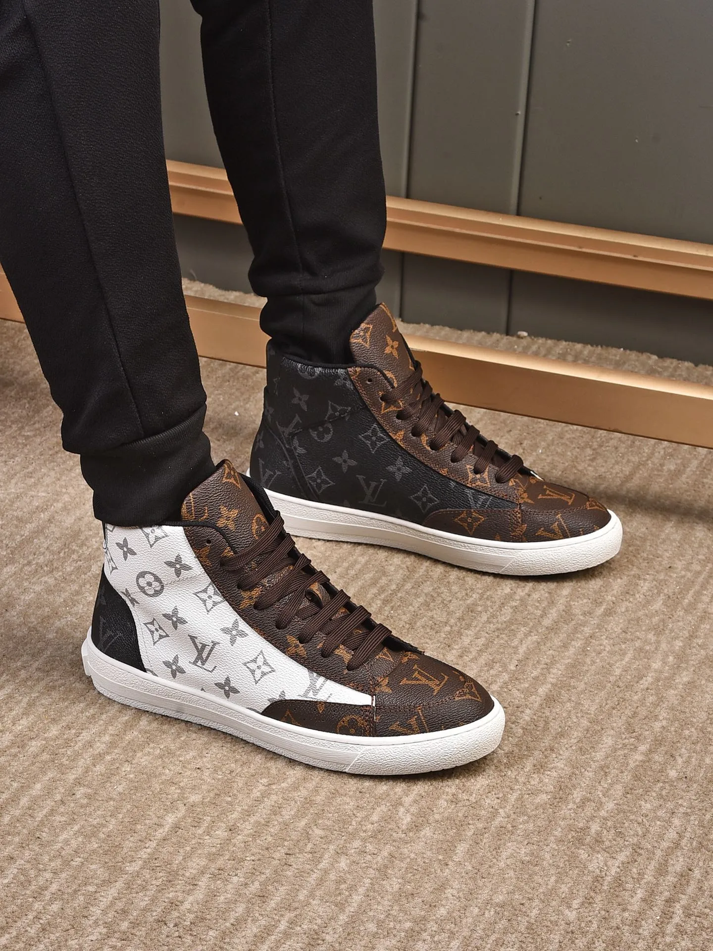 💰💰💰P440 [Latest LV high-top model] New casual Korean-style men's shoes, new autumn and winter design, perfect workmanship, cabinet quality, upper PVC material, breathable mesh lining; soft and comfortable, original rubber outsole super light Wear-resistant, simple, versatile fashion men's shoes, bright colors Two colors available Size 38--44 (45 46 customized)